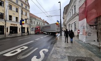 Performanţă în traficul din Cluj-Napoca: A întors TIR-ul în buricul târgului şi a dărâmat doar un tomberon / "Unu' nu s-a dat jos să-l ajute"