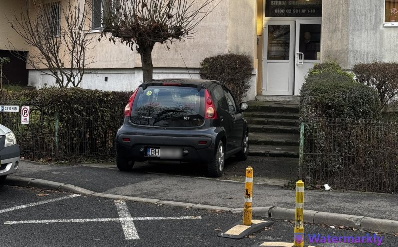Un șofer începător și-a testat limitele parcării în Cluj: "A încercat să urce mașina la etaj, dar n-a încăput pe ușă"