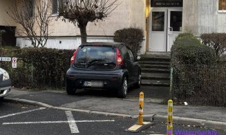 Un șofer începător și-a testat limitele parcării în Cluj: "A încercat să urce mașina la etaj, dar n-a încăput pe ușă"