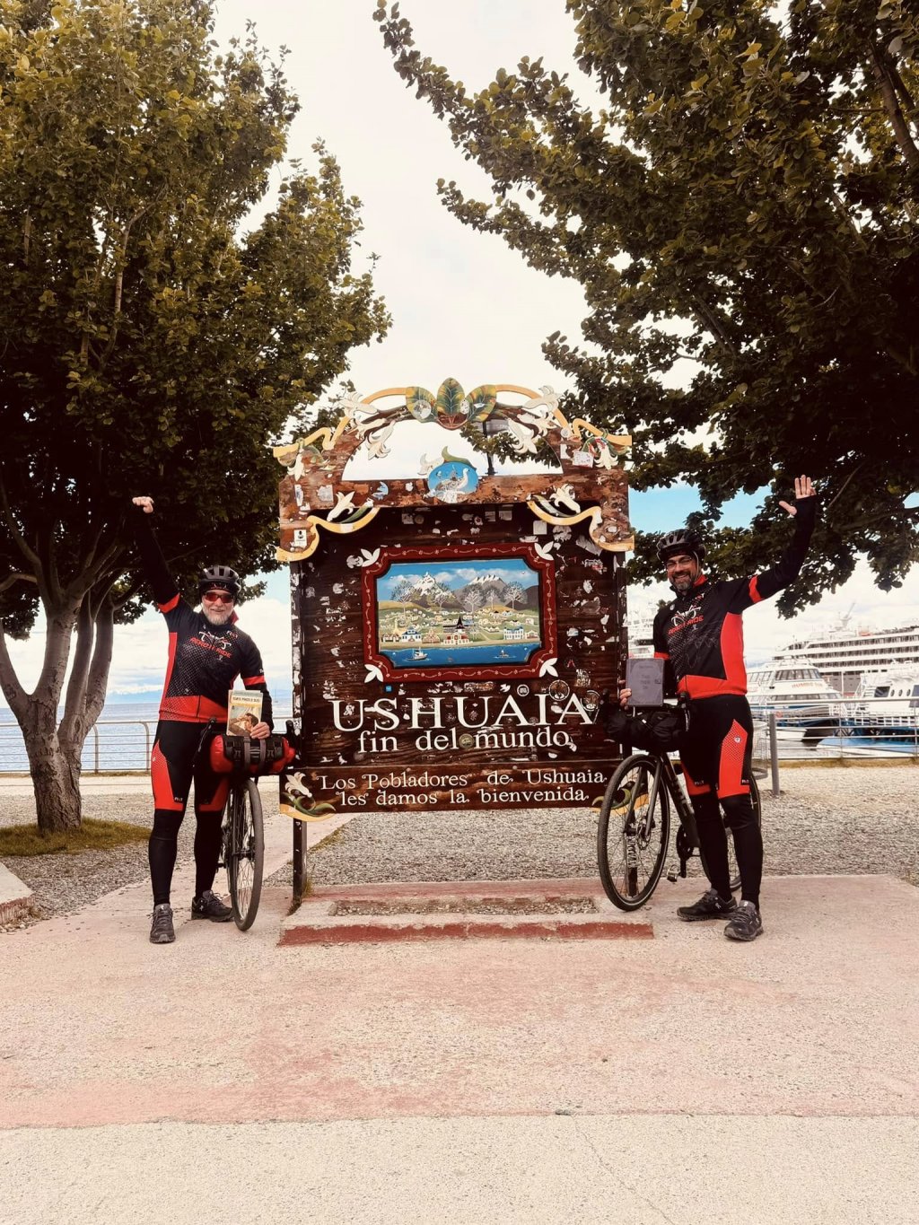 Doi clujeni au călătorit până la „capătul lumii”, pentru a convinge românii să citească și să facă sport