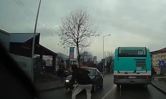 Imagini șocante din Cluj: Pieton la un pas de moarte după ce a traversat neregulamentar, deși trecerea era la câțiva pași