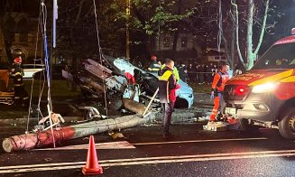 Accident cu 2 MORŢI la "linuţe": Mașina s-a făcut praf după ce a retezat un stâlp de electricitate