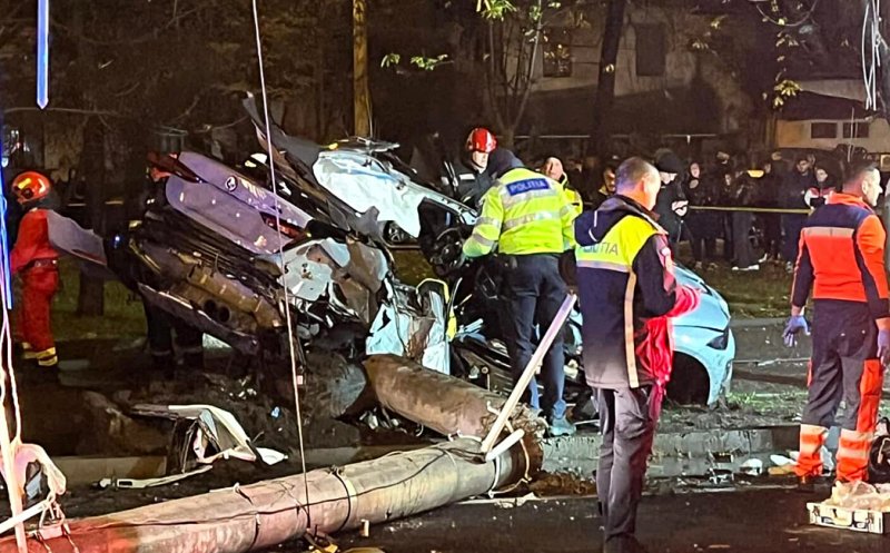 Accident cu 2 MORŢI la "liniuţe": Mașina s-a făcut praf după ce a retezat un stâlp de electricitate