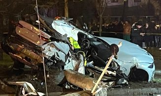 Accident cu 2 MORŢI la "linuţe": Mașina s-a făcut praf după ce a retezat un stâlp de electricitate