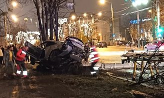 Accident cu 2 MORŢI la "linuţe": Mașina s-a făcut praf după ce a retezat un stâlp de electricitate