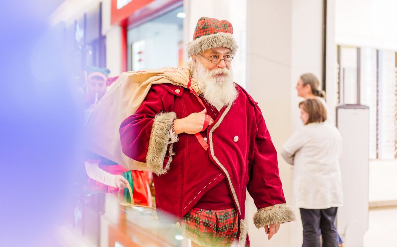 Descoperă atmosfera de sărbători din Iulius Mall Cluj, dar și surprizele pregătite pentru tine: parada lui Moș Crăciun, premii la cumpărături și Târg de cadouri!