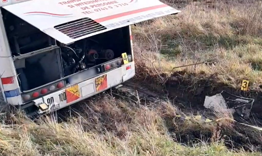 Șoferul unui autocar cu 25 de călători A MURIT LA VOLAN / 5 răniți în urma accidentului