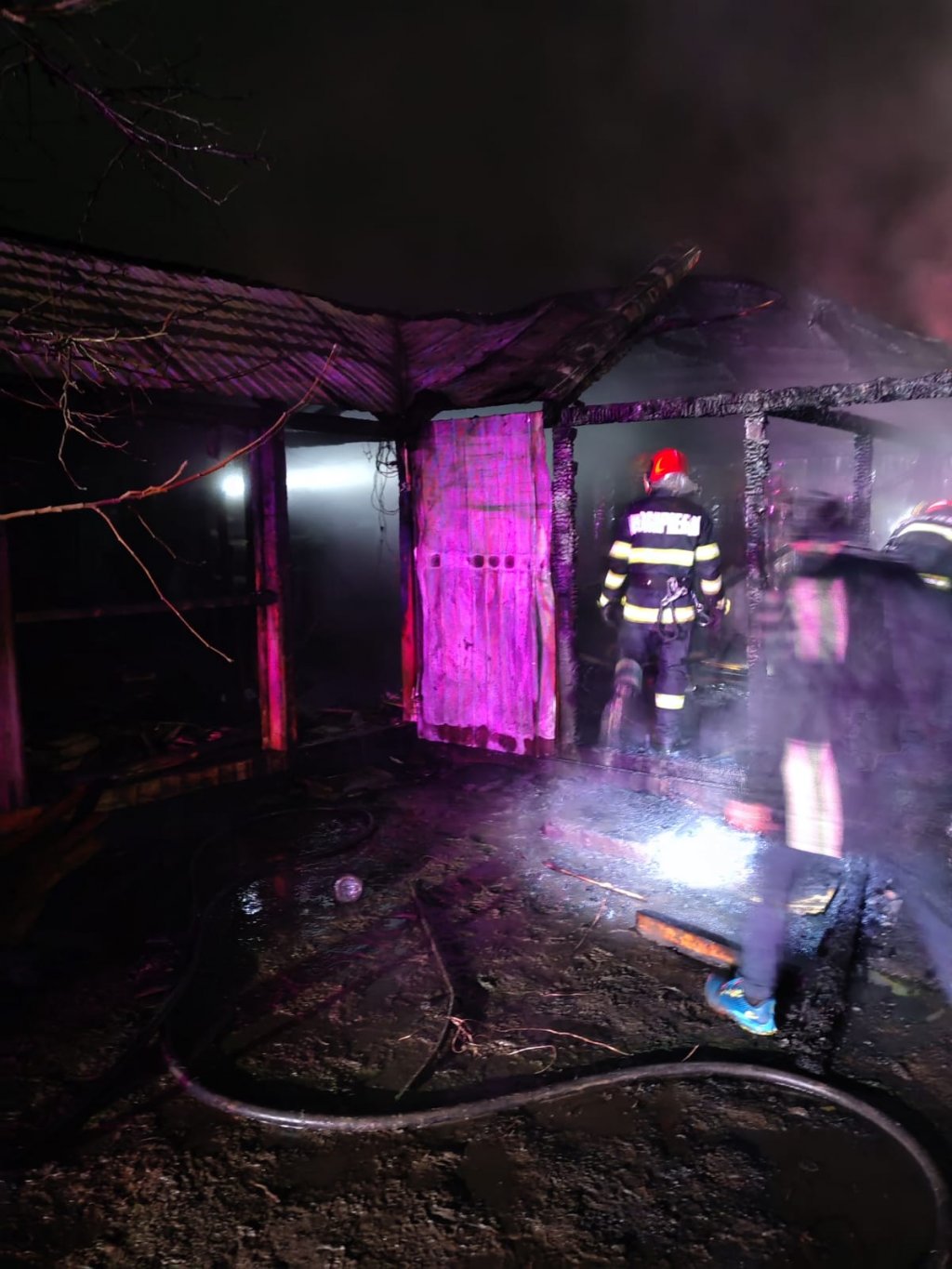 INCENDIU în judeţul Cluj: Le-a luat foc maşina în garaj. S-a făcut scrum