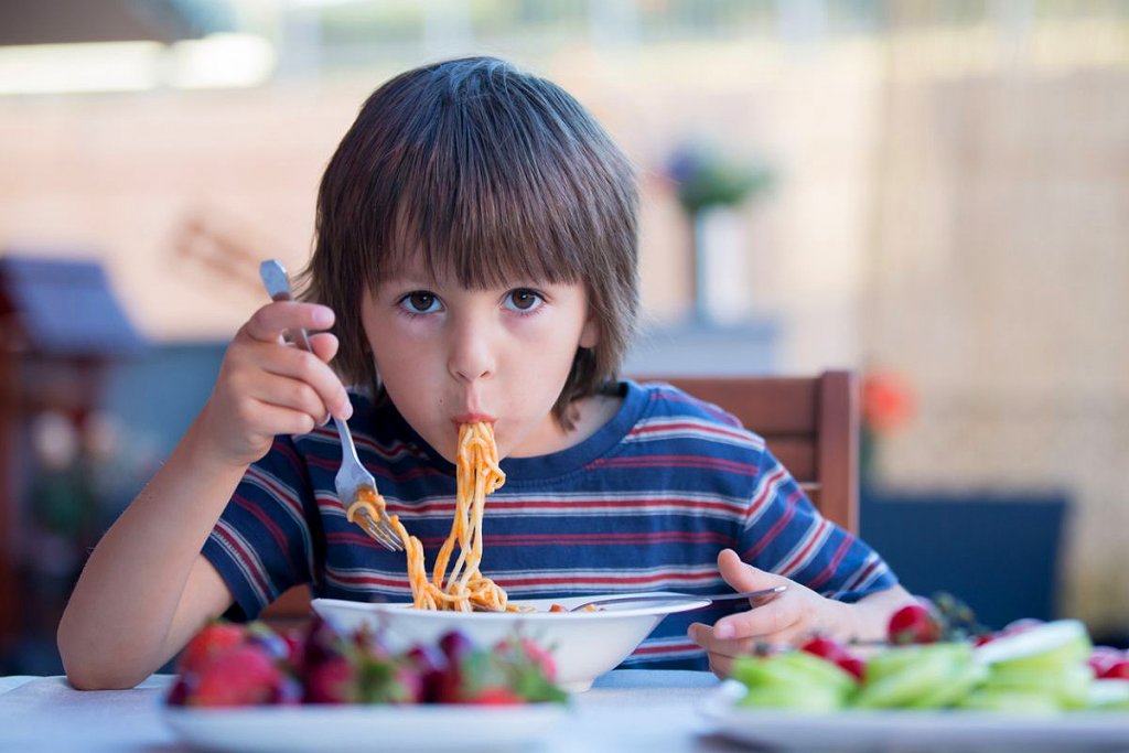 Fără șnițele, mezeluri sau chipsuri în școli! Lista alimentelor nerecomandate copiilor a fost actualizată