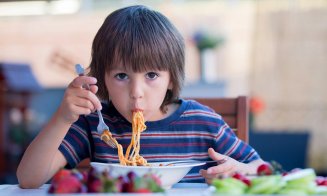 Fără șnițele, mezeluri sau chipsuri în școli! Lista alimentelor nerecomandate copiilor a fost actualizată