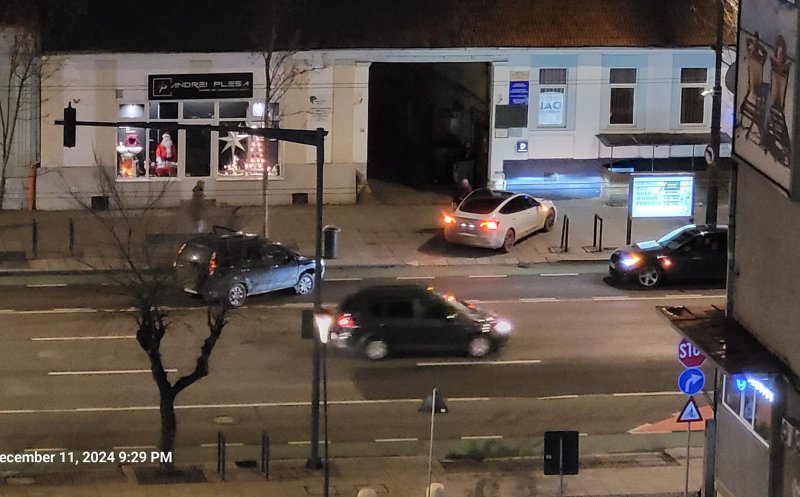 Accident rutier în Cluj-Napoca: O Tesla a ajuns pe trotuar în urma coliziunii