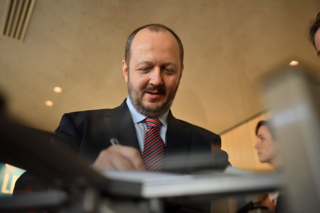 Adrian Papahagi, dialog halucinant cu un votant al lui Georgescu pe o cursă Wizz Air Cluj/Londra