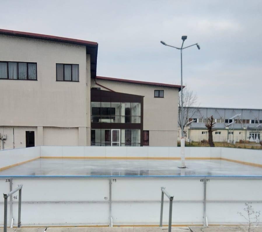 Se deschide patinoarul în aer liber din Dej