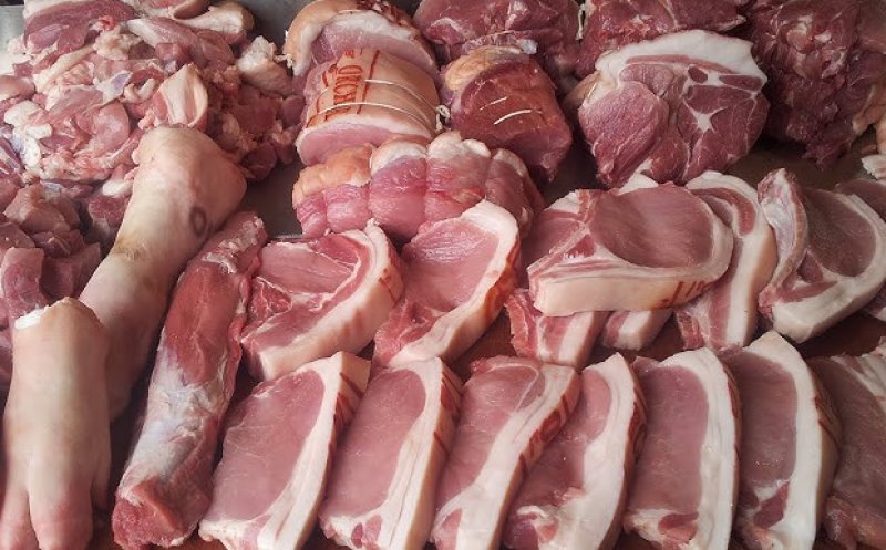 Avertisment în prag de sărbători: Atenție la carnea crudă sau gătită insuficient! Te poate omorî/ Simptomele trichinelozei