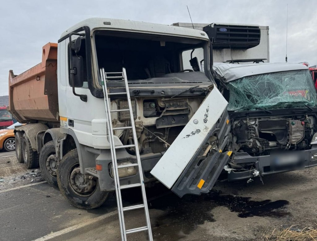 Accident între două camioane în Cluj: Pompierii au scos un bărbat blocat în cabină