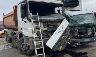 Accident între două camioane în Cluj: Pompierii au scos un bărbat blocat în cabină