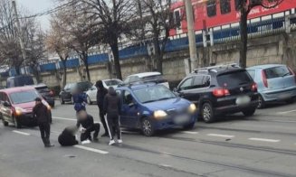 Femeie lovită de mașină lângă gara din Cluj, transportată de urgență la spital