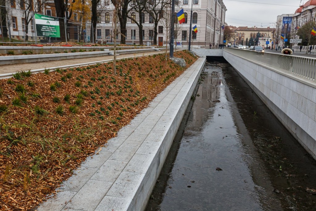 S-a redeschis parcul din centrul Clujului, cu canalul Morii decopertat! Zidul roman va putea fi vizitat permanent