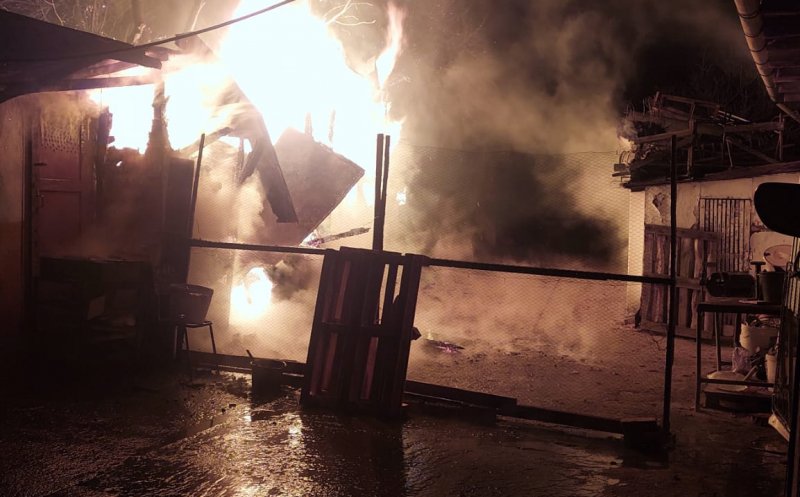 INCENDIU într-o gospodărie din Cluj: RECOMANDĂRILE pompierilor după ce clujenii au provocat mai multe incendii afumând porcul de Crăciun