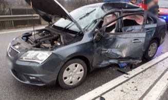 Accident pe un drum din Cluj între o mașină și un camion. O femeie și un copil au ajuns la spital