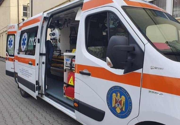 Intervenție de urgență la o școală. Trei elevi, transportați la spital, după ce s-au intoxicat într-un laborator de chimie