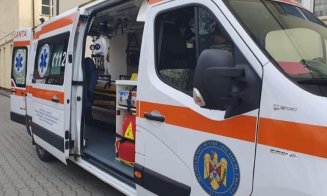 Intervenție de urgență la o școală. Trei elevi, transportați la spital, după ce s-au intoxicat într-un laborator de chimie