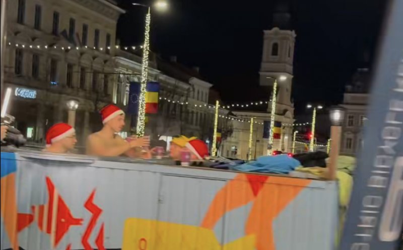 Distracție fierbinte la Târgul de Crăciun din centrul Clujului. Moșii Crăciun s-au relaxat în ciubăr, în Piața Unirii