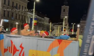 Distracție fierbinte la Târgul de Crăciun din centrul Clujului. Moșii Crăciun s-au relaxat în ciubăr, în Piața Unirii