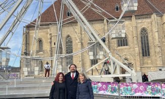 Ambasadorul SUA, s-a dat roata în centrul Clujului, la Târgul de Crăciun din Piața Unirii