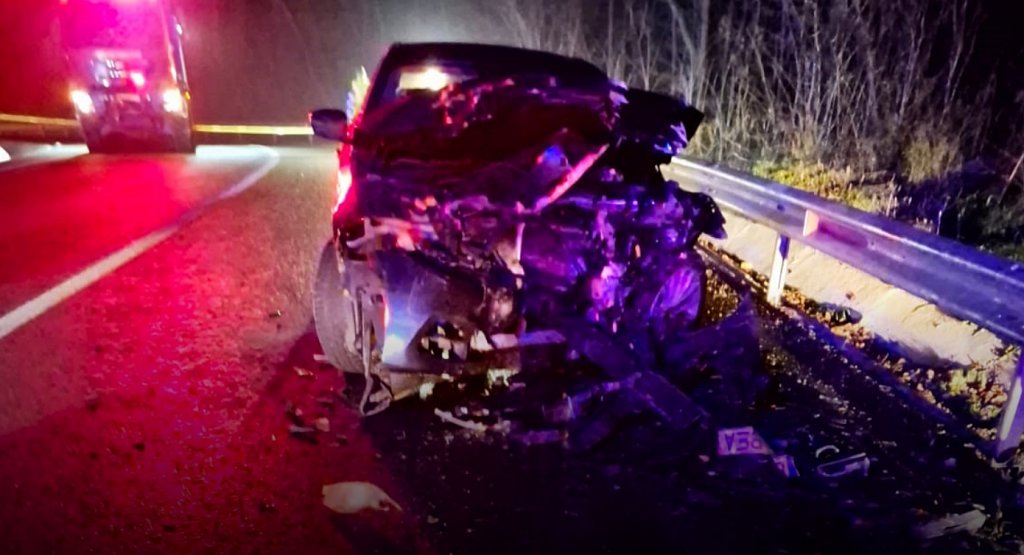 O polițistă de 23 de ani A MURIT într-un accident rurier / Un autoturism condus de un tânăr de 22 de ani a intrat pe contrasens, într-o curbă