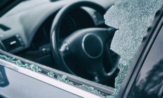 Tânăr din Cluj prădat în propria mașină: Hoțul i-a spart geamul și i-a furat telefonul