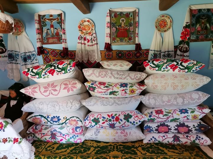 Ritualuri de iarnă în satele clujene: Cum pregăteau gospodinele casele pentru Crăciun și rolul simbolic al măturii