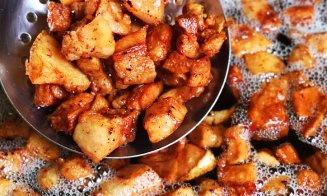Puneţi-vă pofta-n cui! Cine e ”vedeta” în 2024 la pomana porcului de Crăciun