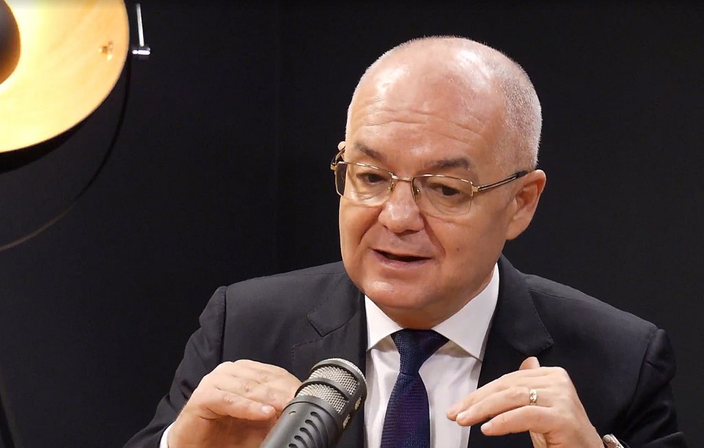 Emil Boc, luat la rost de un taximetrist în București / "Prosperitatea trebuie să aibă accesibilitate de masă"