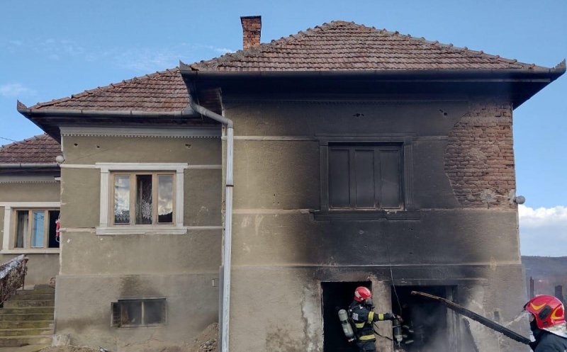 Incendiu la subsolul unei case din Cluj. Un bărbat a suferit arsuri