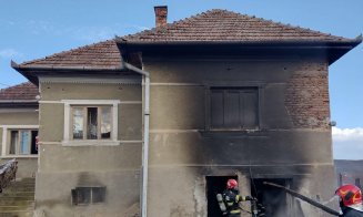 Incendiu la subsolul unei case din Cluj. Un bărbat a suferit arsuri