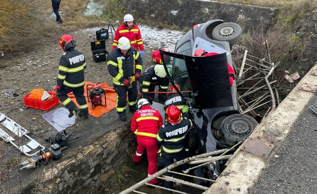 Accident într-o comună din Cluj. O mașină s-a răsturnat și un bărbat a fost dus cu elicopterul la spital