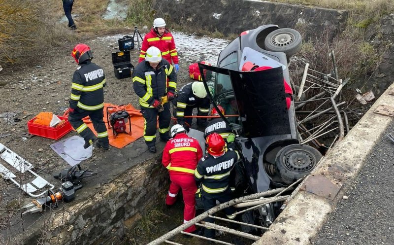Accident într-o comună din Cluj. O mașină s-a răsturnat și un bărbat a fost dus cu elicopterul la spital