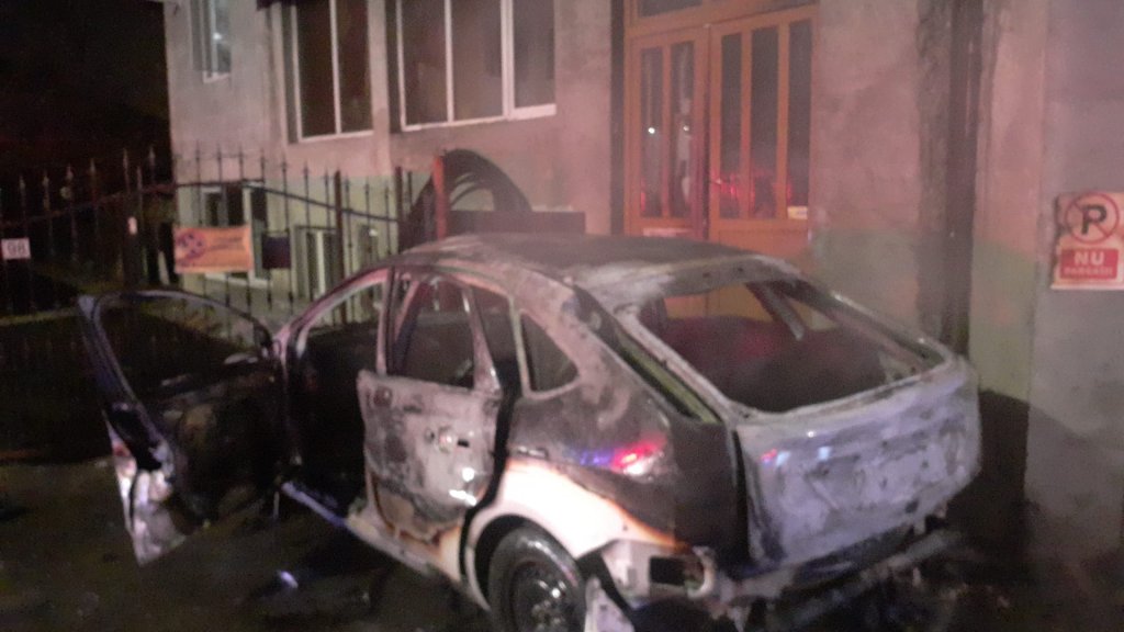 Mașină cuprinsă de flăcări în Mănăștur. Un bărbat a suferit arsuri grave