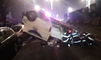 ACCCIDENT spectaculos la podul de la Calvaria. O dubă de la Fan Courier s-a răsturnat peste o mașină/ Doi tineri au fost răniți