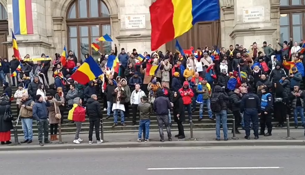 Protest cu scandări și rugăciuni și la Curtea de Apel, unde instanța judecă contestația lui Călin Georgescu privind anularea alegerilor prezidențiale
