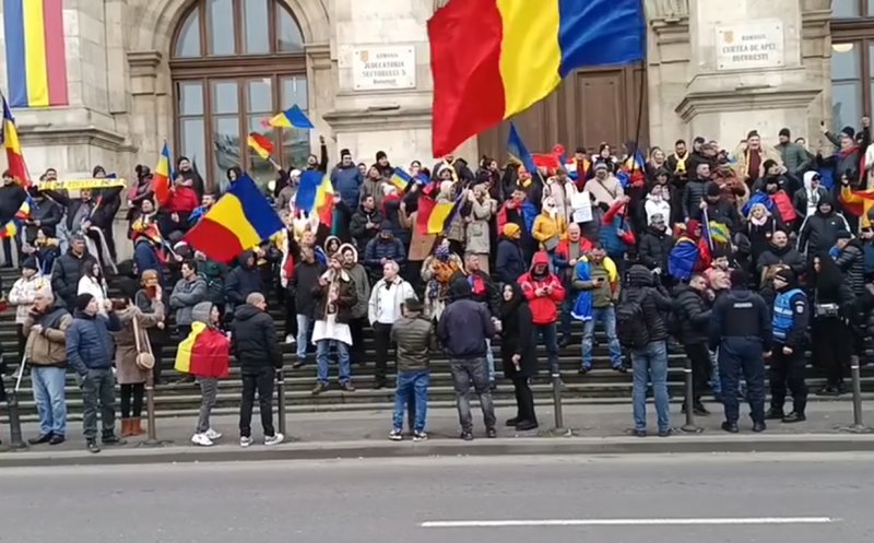 Protest cu scandări și rugăciuni și la Curtea de Apel, unde instanța judecă contestația lui Călin Georgescu privind anularea alegerilor prezidențiale