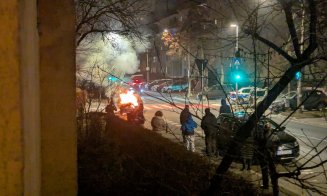 INCENDIU în Grigorescu. O mașină s-a făcut scrum în mijlocul străzii/ O tânără, evaluată de către echipajul SAJ