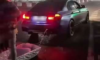 Scene incredibile: Un șofer a făcut drifturi cu sicriul legat de mașină. Cine se afla în coșciug