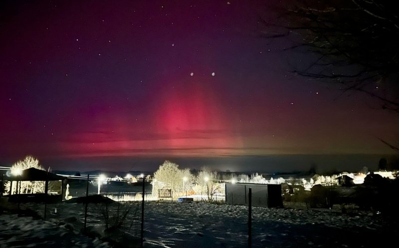Aurora Boreală surprinsă pe cerul României în prima zi din 2025. Fenomenul a fost vizibil și în Cluj