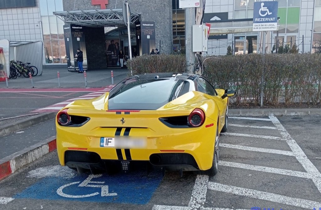 „Grandomania pe patru roți”: Ferrari parcat pe locul destinat persoanelor cu dizabilități în Cluj