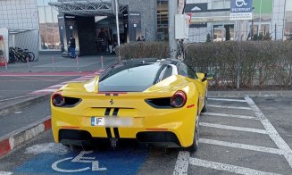 „Grandomania pe patru roți”: Ferrari parcat pe locul destinat persoanelor cu dizabilități în Cluj
