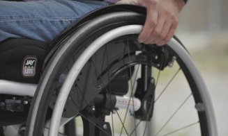 Scene incredibile la Cluj: Vârstnică de 71 de ani, în scaun cu rotile, tâlhărită de trei copii. Victima a căzut la pământ