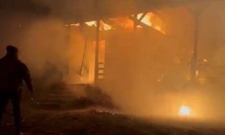 Două cabane de lemn din Cluj, la un pas de a fi cuprinse de foc, duminică seara/ O tânără de 17 ani a ajuns la spital în urma incendiului