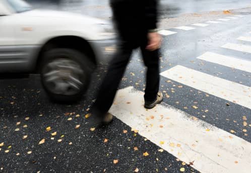 Șoferii din Cluj, terorizați de un pieton-kamikaze, care se aruncă în fața mașinilor: "Și uite așa cred că musai să ne luam cameră de bord. Pentru (...) de genul"